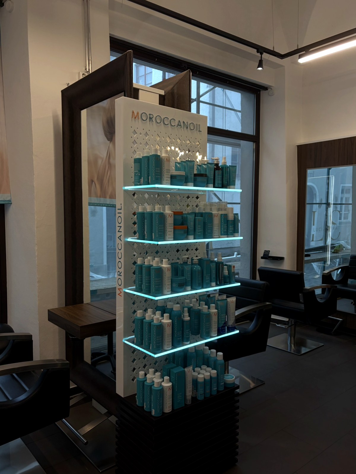 Moroccanoil-Produktdisplay im Haarstudio Galerie da Lucia